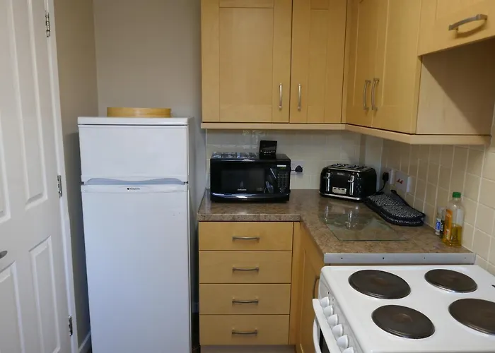 2 Bedroom House Walking Distance To City Centre With Free Parking